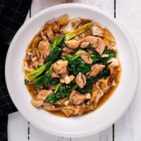 Lad Nah  · Stir-fried broccoli with brown Thai gravy. Served over wild rice noodles.