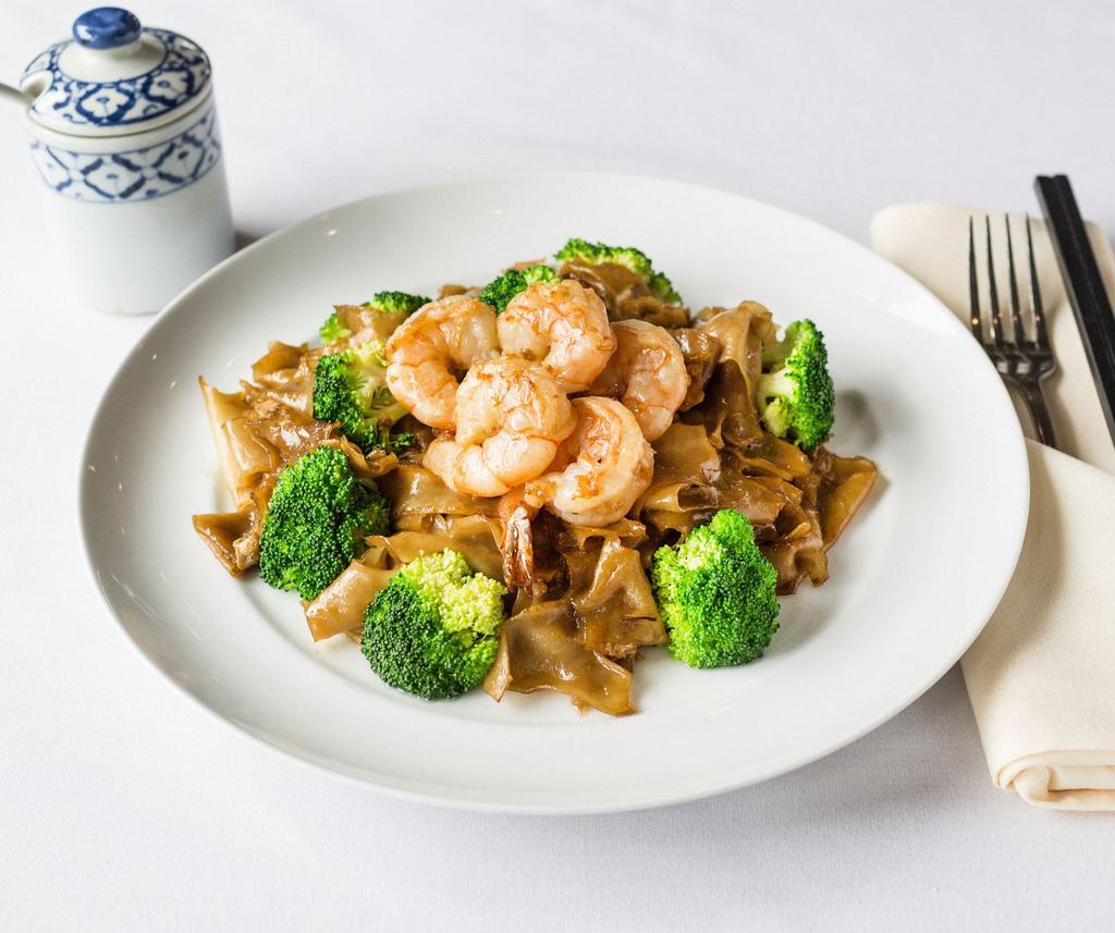 B3. Pad See Ew · Stir fried wide rice noodles with broccoli, egg and Thai smoky black soy sauce.