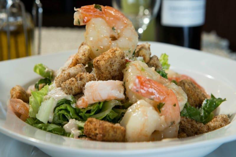 Ensalada Cesar Con Camaron · Caesar salad with shrimp, romaine lettuce, parmigino, and croutons.
