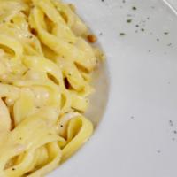 4 Person Pasta Alfredo Combo · Includes entrée, garlic bread, choice of salad, choice of dressing and iced tea.
