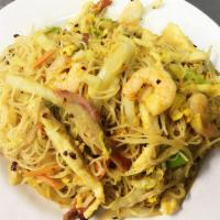 Singapore Mai Fun · Chicken, shrimp, egg and veggies in curry flavor. Hot and spicy.