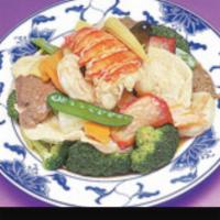 24. Happy Family · Shrimp, lobster, chicken, beef and pork with mixed vegetables. With white rice.