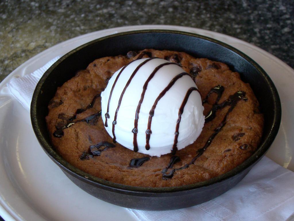 Passion Cookie · Chocolate chip cookie with vanilla ice cream.