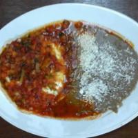 Huevos Rancheros · 2 huevos fritos sobre una tortilla de maiz cubierta con salsa de tomate, cebolla, cilantro y...