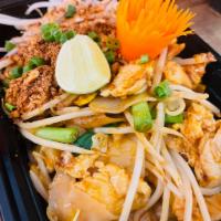 Sen Yai Pad Thai · Wide rice noodle, egg, green onion, bean sprout, crushed peanut, and lime. 
