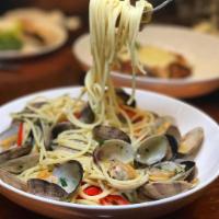 Linguine Alle Vongole · Linguine pasta, fresh clams, white sauce and touch of cherry tomatoes.