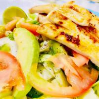 Ensalada de Pollo · Chicken Salad (Green bell pepper, ham, onios, lettuce, tomatoes, avocado and limes)