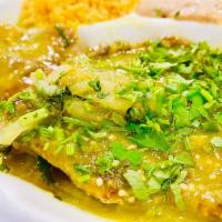 Chuletas de Puerco en Salsa Verde · Pork chops topped with green sauce (Rice and beans).