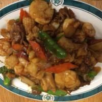 Happy Family 全家福 · BBQ pork, chicken, beef, shrimp and scallop sauteed with assorted vegetable in chief's speci...