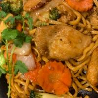 10B. EGG NOODLES STIR-FRIED WITH CHICKEN- MI XAO GA · Broccoli, carrot and chicken