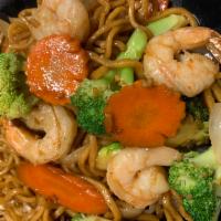 10B. EGG NOODLES STIR-FRIED WITH SHRIMP-MI XAO TOM · Broccoli, carrot and shrimps