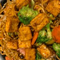 10C. EGG NOODLES STIR-FRIED WITH TOFU- MI XAO CHAY · Broccoli, carrot and tofu