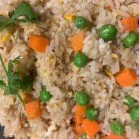 13D. EGG FRIED RICE- COM CHIEN TRUNG · Carrot, green peas and egg.