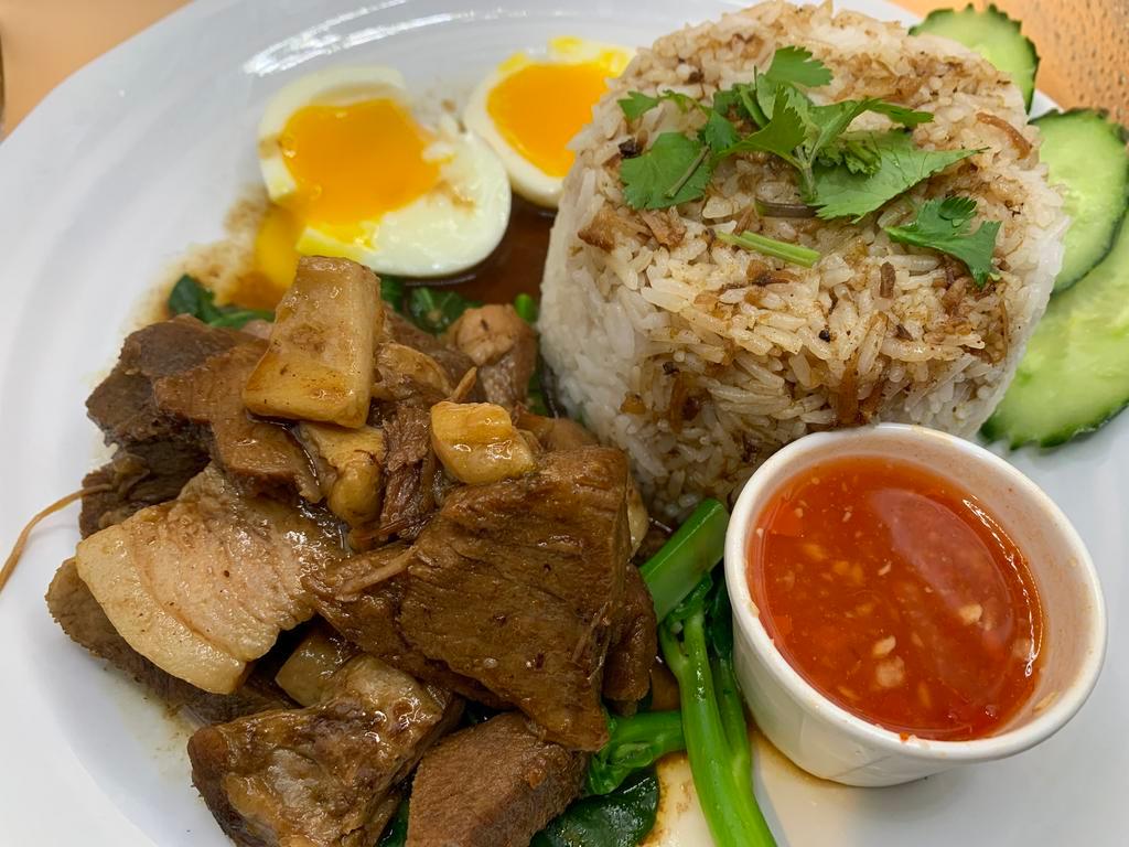 Khao Moo Toon ข้าวหมูตุ๋น · (Stew Pork over rice ) Sliced slow cooked stew pork , with black sweet soy sauce , Chinese broccoli , boiled egg come with rice .
