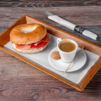Bagel with Salmon, Cream Cheese & Tomatoes · 