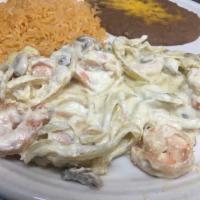 Camarones a la Crema · Prawns sauteed in butter with mushrooms and onions smothered with a cream sauce made with 3 ...