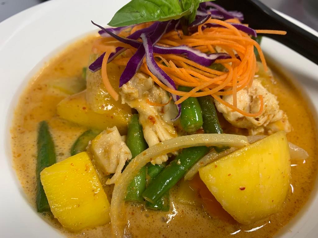 A la Mango Curry ( Gluten free/ Vegan)  · Medium curry with coconut milk, string beans, mango, bell peppers and basil leaves. Spicy.