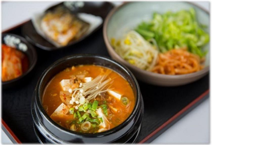 Cheonggukjang 청국장 · Rich Soybean Paste Stew A thick
stew made of beef, bean curd kimchi, and
other ingredients in a broth seasoned with
cheonggukjang (quick-fermented soybeans).

チョングクチャンチゲ だし汁に肉、キムチ、豆腐、
唐辛子などを入れ、チョングッチャンを溶いて煮た
鍋。チョングクチャンは蒸した豆を温かい場所に置
き、短時間で発酵させたもの。

清麴酱锅 清麴酱是将煮熟的黄豆放在温热的地方
快速发酵而成的食品，在高汤中放入肉、泡菜、豆腐、
辣椒等，再加入清麴酱熬煮即可。

清麴醬鍋 清麴醬是豆煮熟後，在溫暖處短時間發
酵而成的醬。在肉高湯中放入肉、泡菜、豆