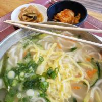 Sagol Kal Guk Su 사골칼국수 · Noodles Noodles in hot ox bone soup.