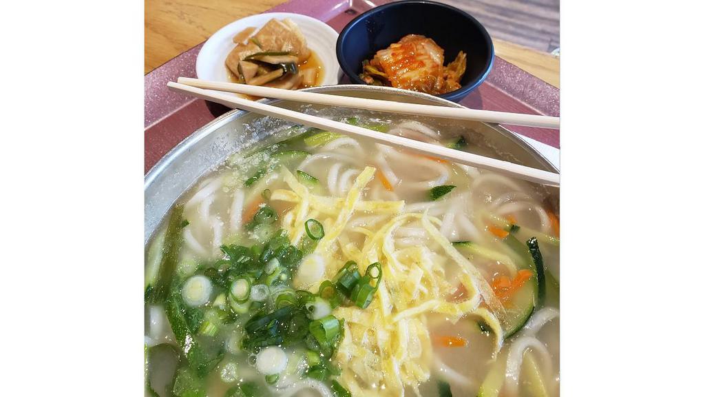 Sagol Kal Guk Su 사골칼국수 · Noodles Noodles in hot ox bone soup.