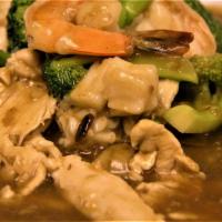 19. Lad Na  · Choice of beef, chicken, or pork stir-fried with broccoli and wild rice noodles in our house...