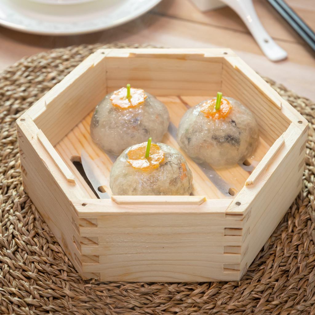 Mixed Vegetable Dumpling 金莹上素果 · 3 pieces.