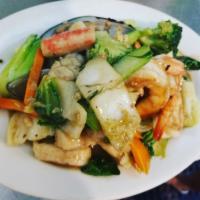 N2. Laad Nah · Fresh wide rice noodles stir-fried with egg, topped with a gravy of mixed vegetables and cho...