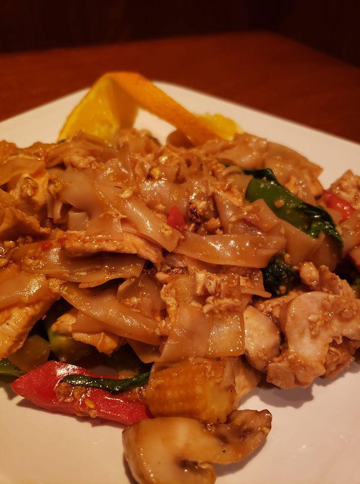 Pad Kee-Mao · Flat rice noodles with onions, red and green bell peppers, straw mushrooms, broccoli, baby corn, fresh mushrooms, basil leaves and our special sauce.
