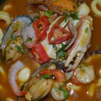 05. Sopa Parihuela de Mariscos · Parihuela hot seafood soup. 