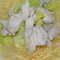 35. Sopa de Pollo con Fideos Chinos · Chicken soup with Chinese noodles.
