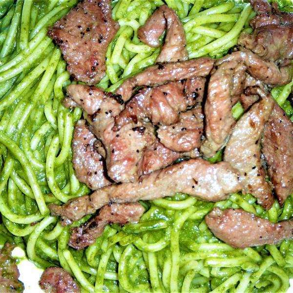 13. Tallarines Verdes con Res · Spaghetti with green sauce of spinach, basil and sliced steak.