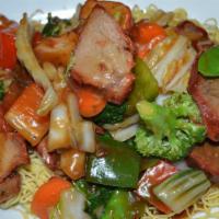 55. Tallarin Saltado de Puerco Asado y Verduras Mixtas · Sauteed noodles with roast pork and mixed vegetables.
