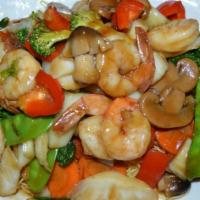 57. Tallarin Saltado de Camarones y Verduras Mixtas · Sauteed noodles with shrimps and mixed vegetables.