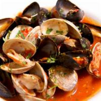 Zuppetta di Cozze e Vongole · Mussels and clams in white wine or tomato broth.