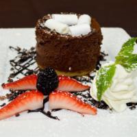 Mousse de Chocolate · Smooth chocolate mousse, imported dark chocolate, sponge cake, meringue pieces, berries