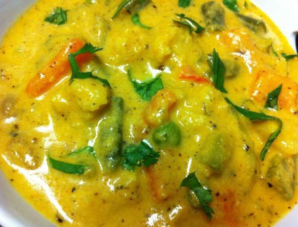 Navrathan Korma · Vegetables cooked in creamy mild sauce with cashew nuts. Served with rice.