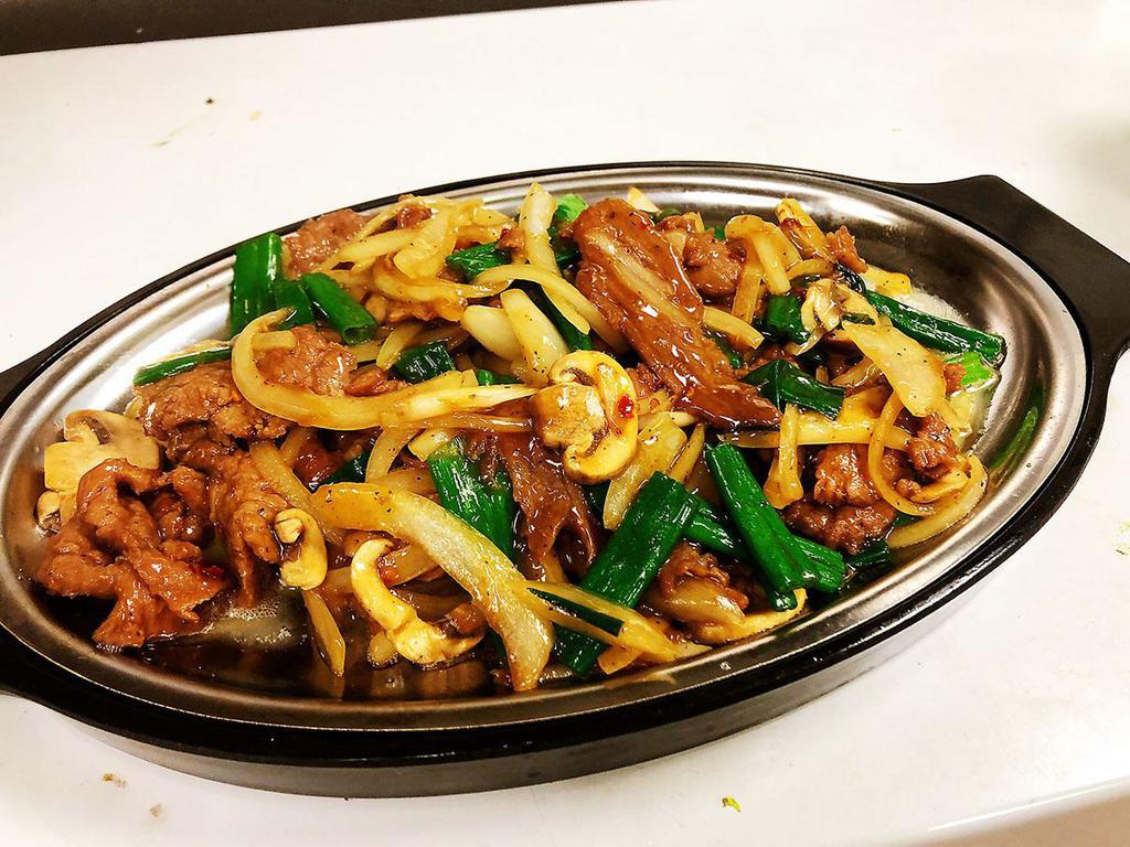 Sizzling Beef with Black Pepper in Hot Plate · Sauteed sliced beef, fresh mushrooms, oions and scallions in a black pepper sauce.