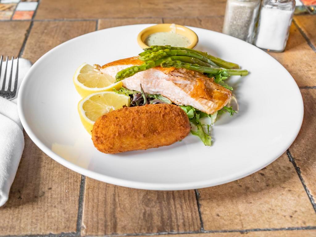 Salmone alla Griglia · Grilled salmon with a side of creamy green peppercorn sauce. Served with asparagus and potato croquete.