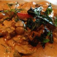 Choo Chee Prawn · Prawn, mushroom, basil and bell pepper in choo chee curry sauce.