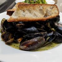 Pesto PEI Mussels · roasted garlic, white wine basil broth
