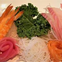 Sashimi Regular · 12 pieces of fresh sashimi. Tuna, salmon, shrimp and white fish.
