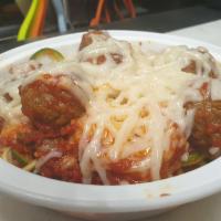 VEGAN ZUCCHINI NOODLES WITH (BEYOND) MEATBALL  · Plant-based 