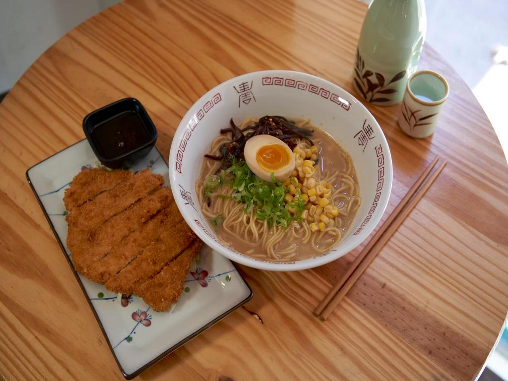 Basic Tonkotsu Ramen ·  The tradition of boiling pork bones for 24 hours.
Garlic, onion, ginger, and other special ingredients are also added in the broth.
The long cooking process results in a flavorful and creamy textured soup.
