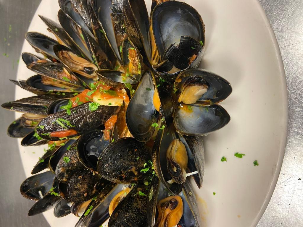 Zuppa di Vongole e Cozze · Clams or P.E.I. mussels in red or white wine sauce.