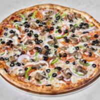 Vegetarian Pizza · Pimentones verdes, cebolla, champinon, tomate fresco y aceitunas negras. Green peppers , oni...
