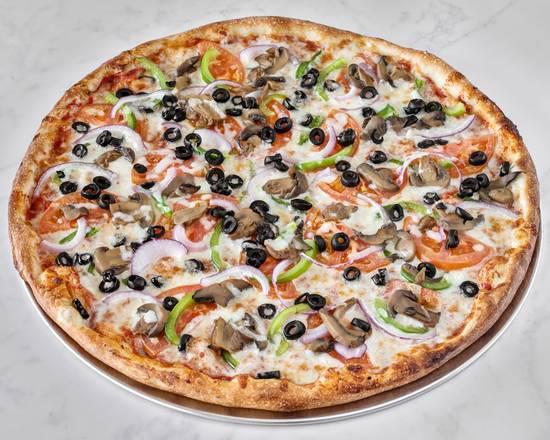 Vegetarian Pizza · Pimentones verdes, cebolla, champinon, tomate fresco y aceitunas negras. Green peppers , onion , mushrooms ,fresh tomato and black olives.