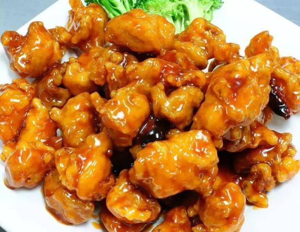S7. General Tso's Chicken  左宗鸡 · Hot. The general favorite dish, crispy, chunchs chicken with red hot sauce on broccoli bed. 