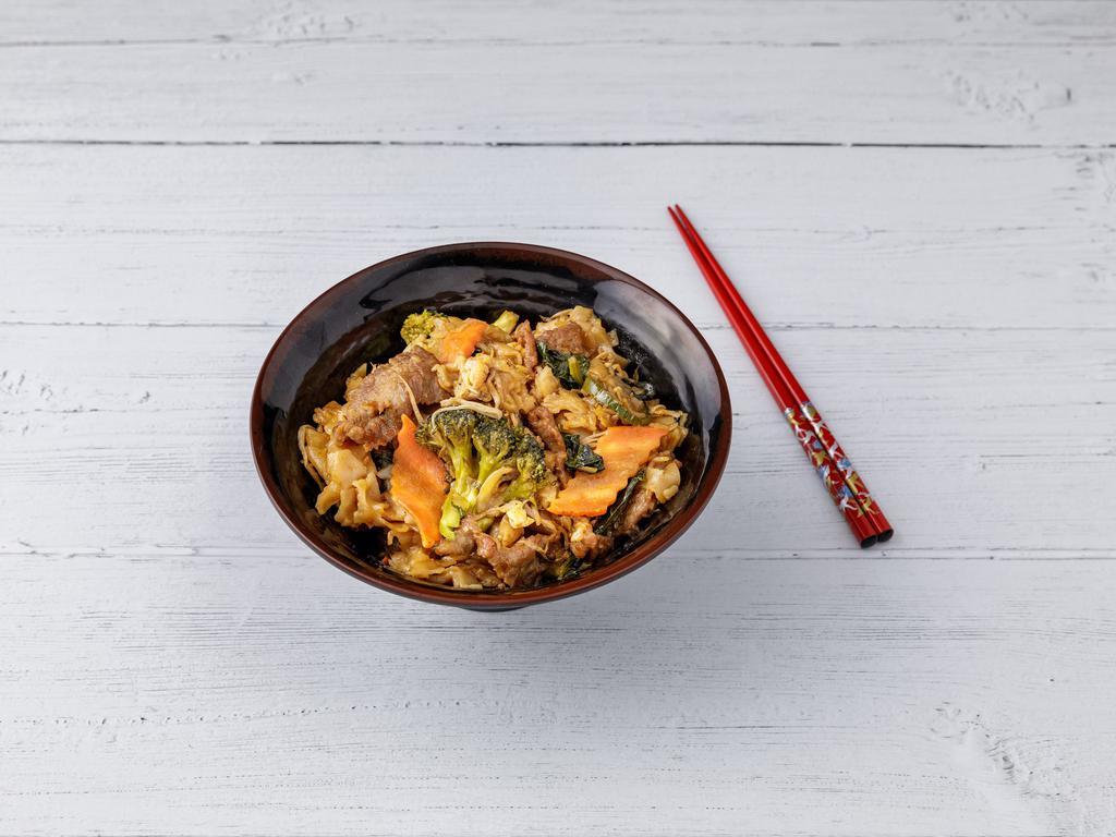 E3. Pad Kee-mao - Spicy Basil Noodle · Pan-fried flat rice noodle with egg, broccoli, Chinese broccoli, bean sprouts, and special Thai spicy chili sauce.