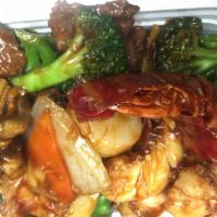 Happy Family · Beef, chicken, shrimp, scallop and lobster with mixed vegetables in brown sauce.