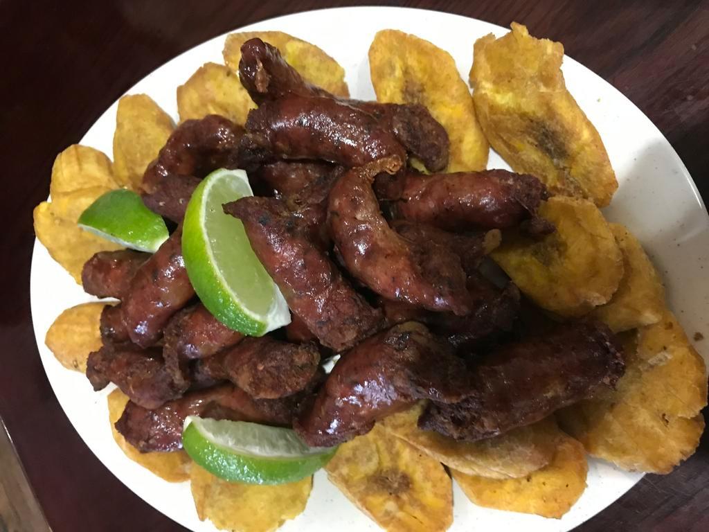 Longaniza Frita con Tostones · Dominican sausage with fried green plantains.